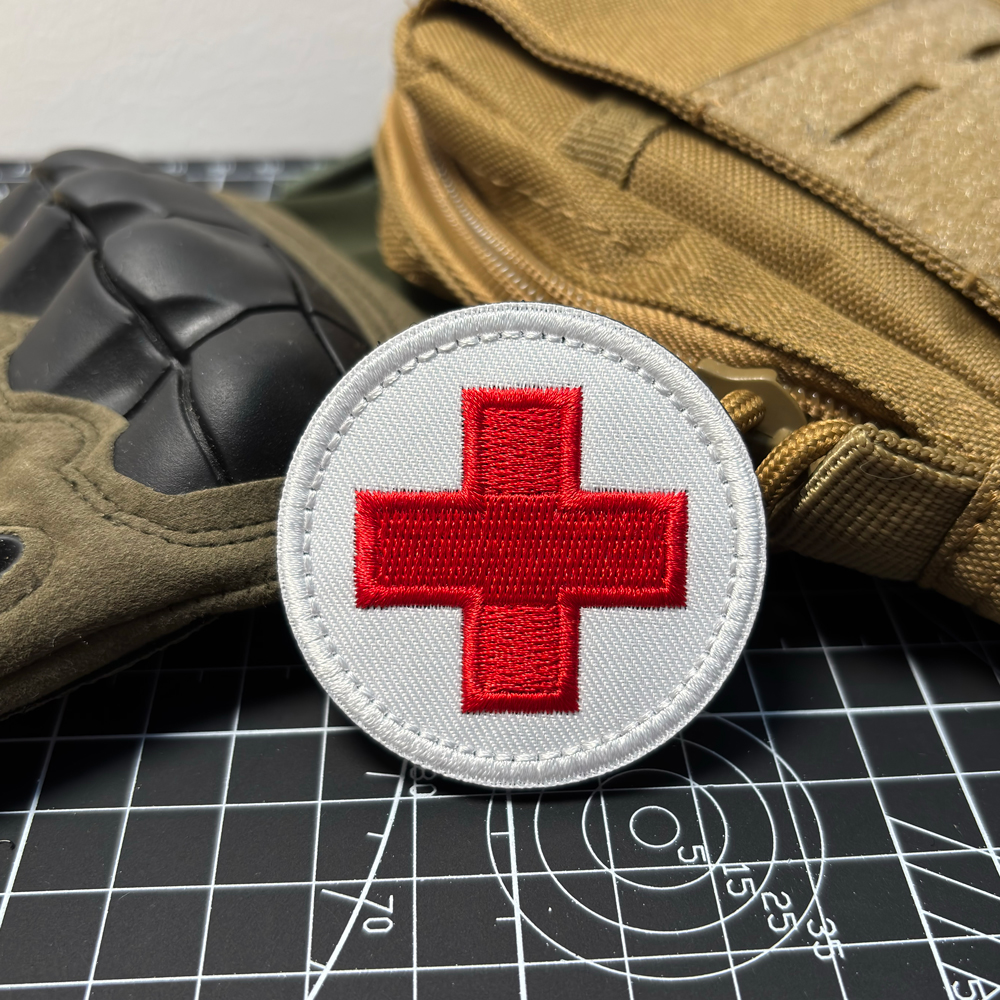 First Aid Bag Kit - แผ่นปะตราสัญลักษณ์กาชาดสำหรับปฐมพยาบาล ตกแต่งกระเป๋าเป้สำหรับเดินป่า ตั้งแคมป์ และผู้ปฏิบัติการฉุกเฉิน พร้อมแถบตีนตุ๊กแก