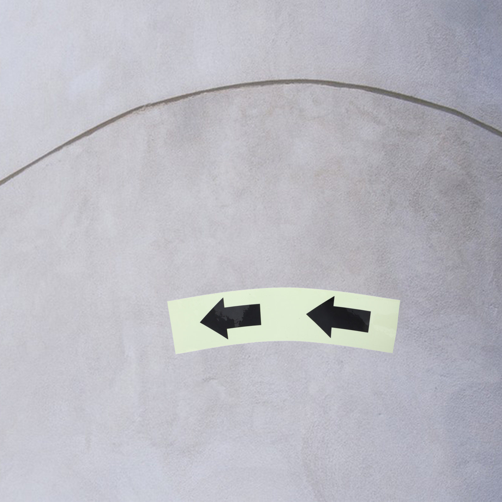 Emergency Exit Sign - 1 ม้วนเทปสะท้อนแสงเรืองแสงในที่มืด สติกเกอร์ทำเครื่องหมายทิศทางสำหรับป้ายความปลอดภัยทางพื้นที่หนีภัยฉุกเฉิน