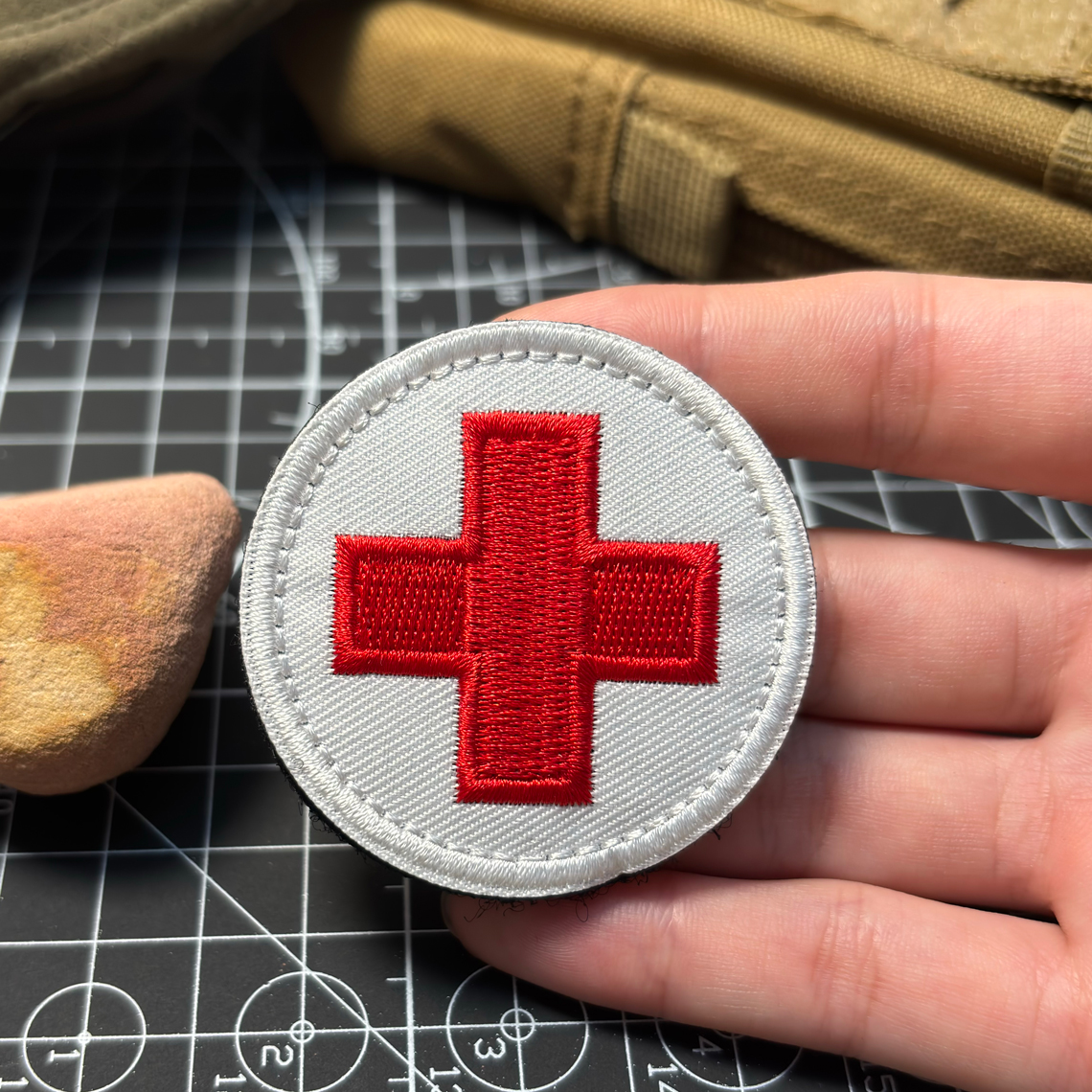 แผ่นปะตราสัญลักษณ์กาชาดสำหรับป - First Aid Bag Kit บทวิจารณ์และราคา